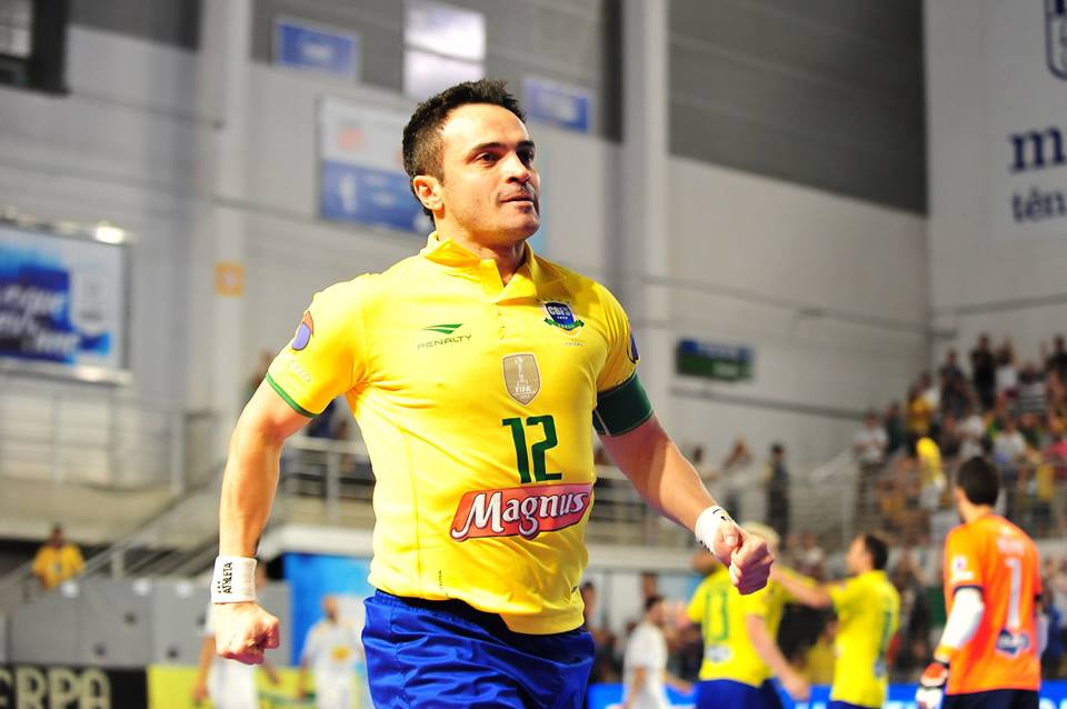 Com 384 gols e 25 títulos, Falcão faz o seu último jogo oficial